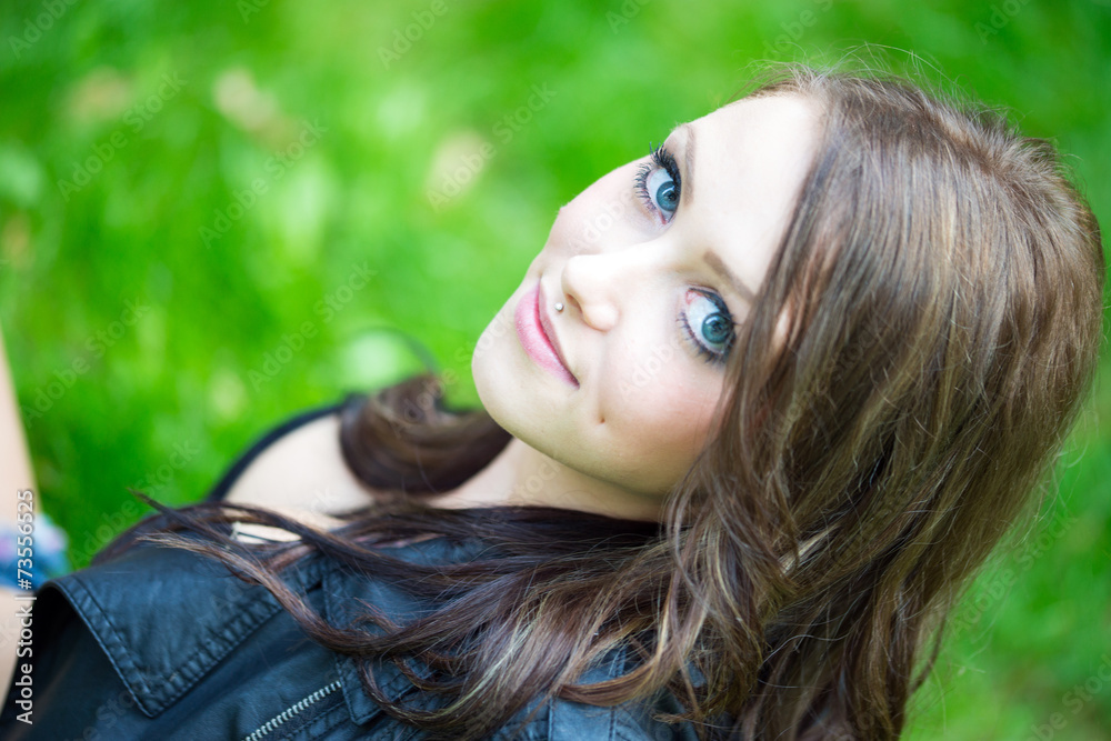 Portrait einer Frau mit brünetten Haaren in einer Lederjacke Portrait einer Frau mit brünetten Haaren in einer Lederjacke