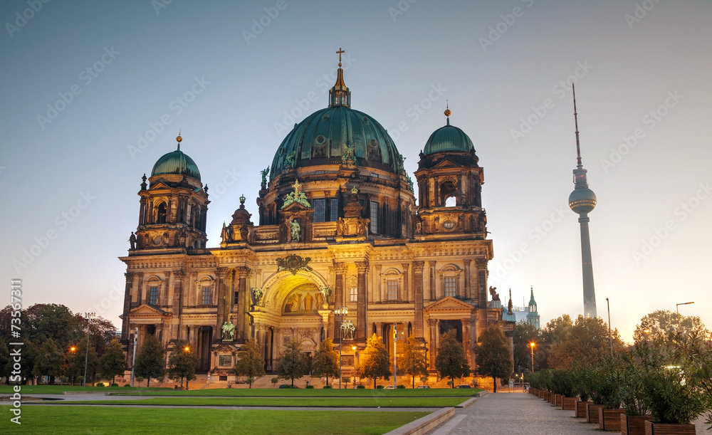 Berliner Dom overview in the morning