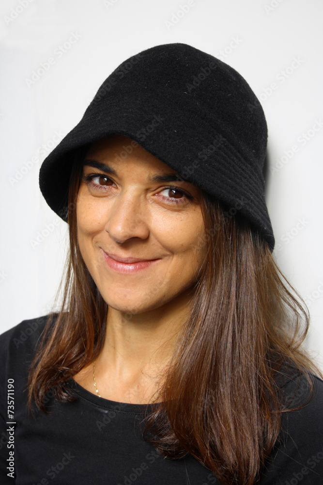 RITRATTO DI DONNA CON BERRETTO NERO RITRATTO DI DONNA CON BERRETTO NERO