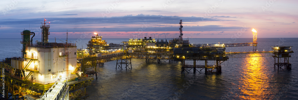 An offshore platform at sunset - obrazy, fototapety, plakaty 