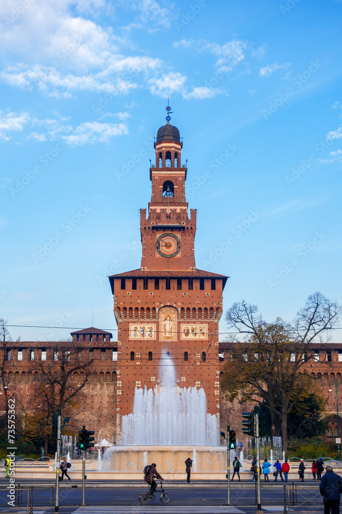 Castello sforzesco e fontana  degli sposi a Milano