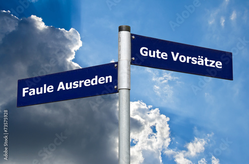 Straßenschild vor bewölktem/blauem Himmel welches den Konflikt zwischen 'Faulen Ausreden' und 'Guten Vorsätzen' symbolisiert