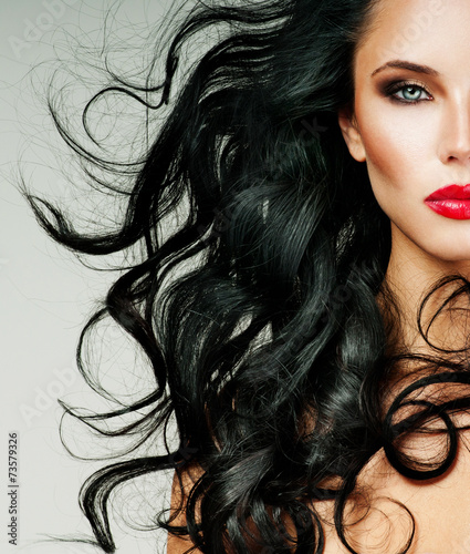 Valokuva brunette with long hair and red lipstick