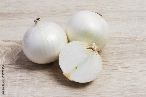 белый лук на деревянном фоне,white onions on a wooden background
