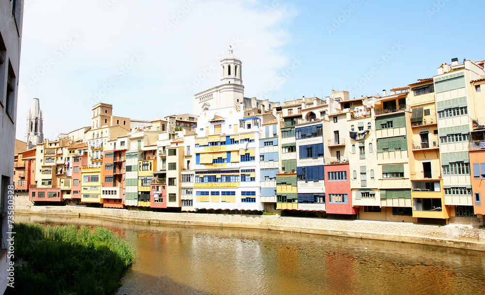Fachadas coloristas sobre el río Onyar, Girona