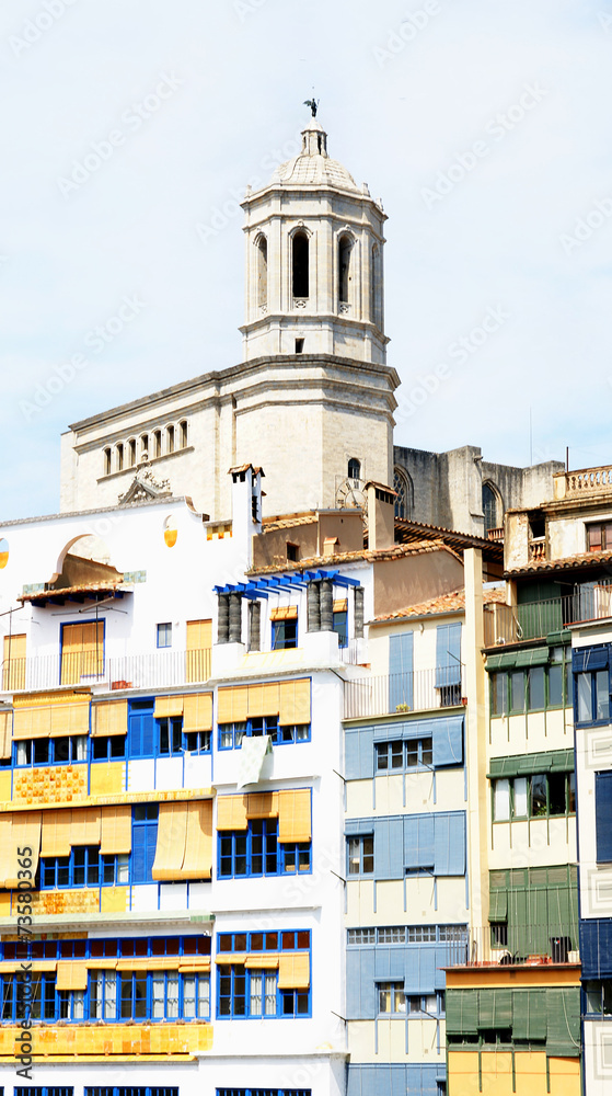 Fachdas coloristas y campanario de la catedral, Girona