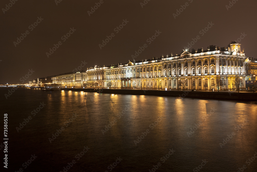 Дворцовая набережная в Санкт-Петербурге ночью