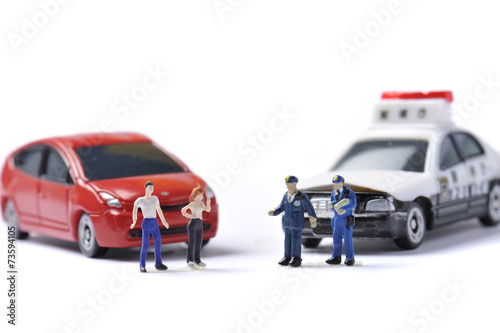 警察官と二人の一般人
