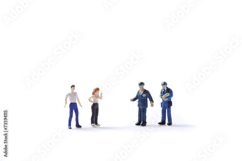 警察官と二人の一般人