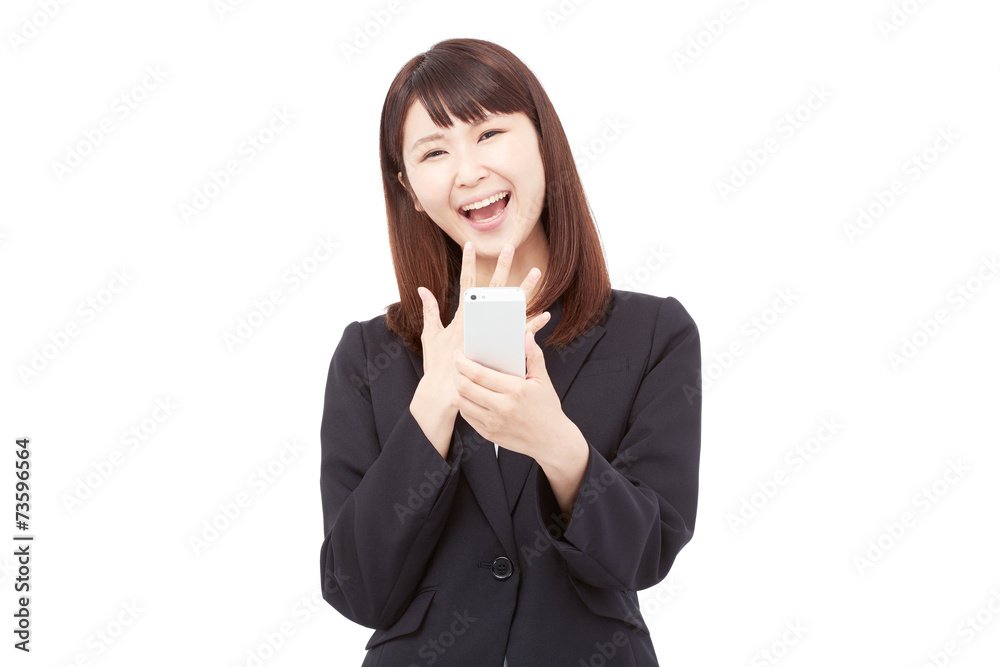 スマートフォンを持って驚くビジネスウーマン