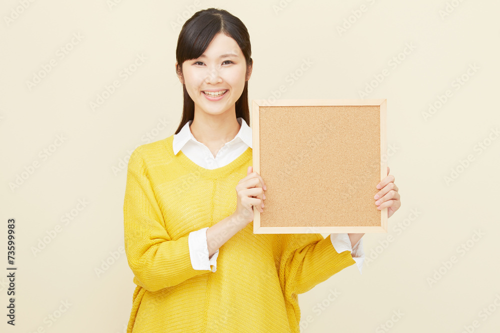 メッセージボードを持って笑う女性 メッセージボードを持って笑う女性