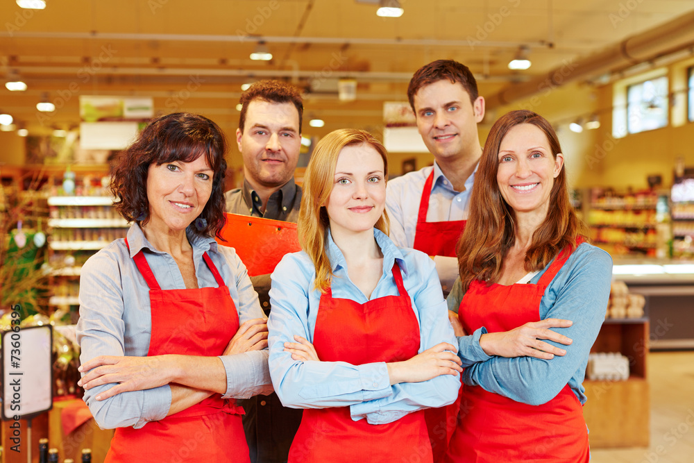 Fünf Verkäufer als Team im Supermarkt Fünf Verkäufer als Team im Supermarkt