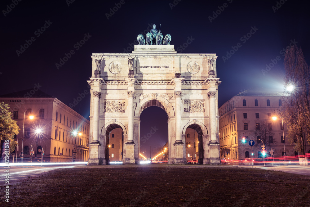Fototapeta premium Siegestor München bei Nacht