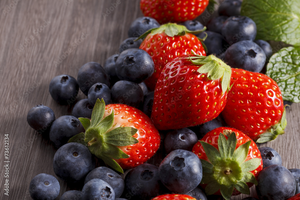 いちごとブルーベリー Strawberries and blueberries いちごとブルーベリー Strawberries and blueberries