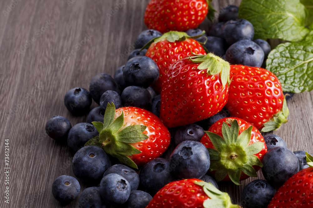 いちごとブルーベリー　Strawberries and blueberries