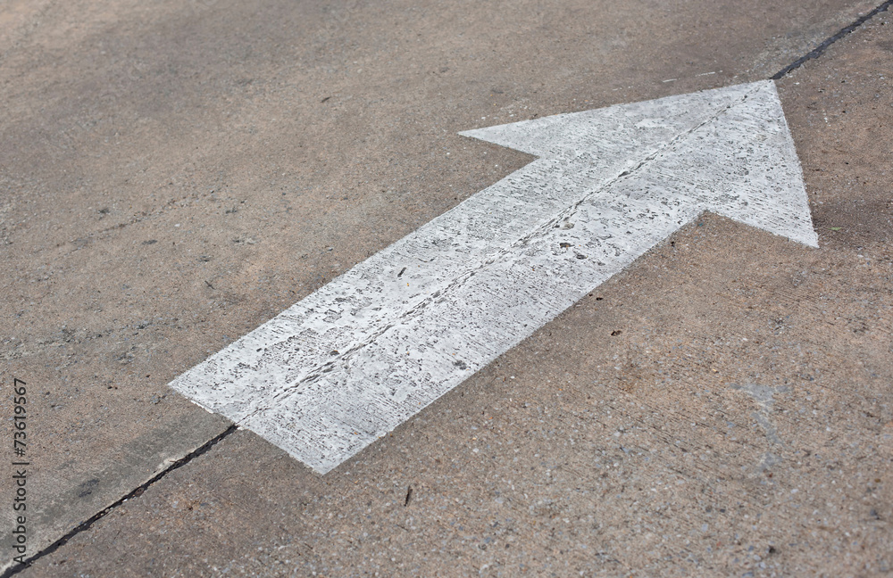 Fototapeta premium an image of an arrow on the road