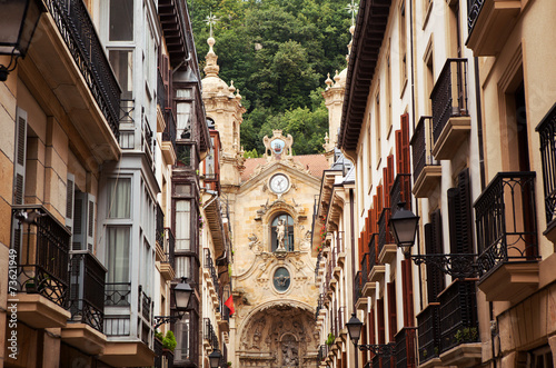 Foto The church in the old town of San Sebastian, Spain.