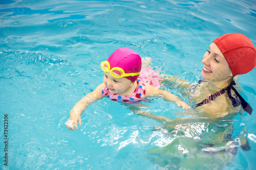 Obraz na płótnie baby swimming w salonie