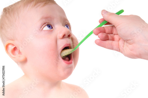 Kleinkind wird gefüttert