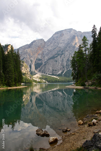 LAGO DI BRAIES SULLE DOLOMITI