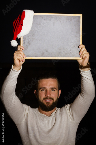 Chico joven anunciando la navidad