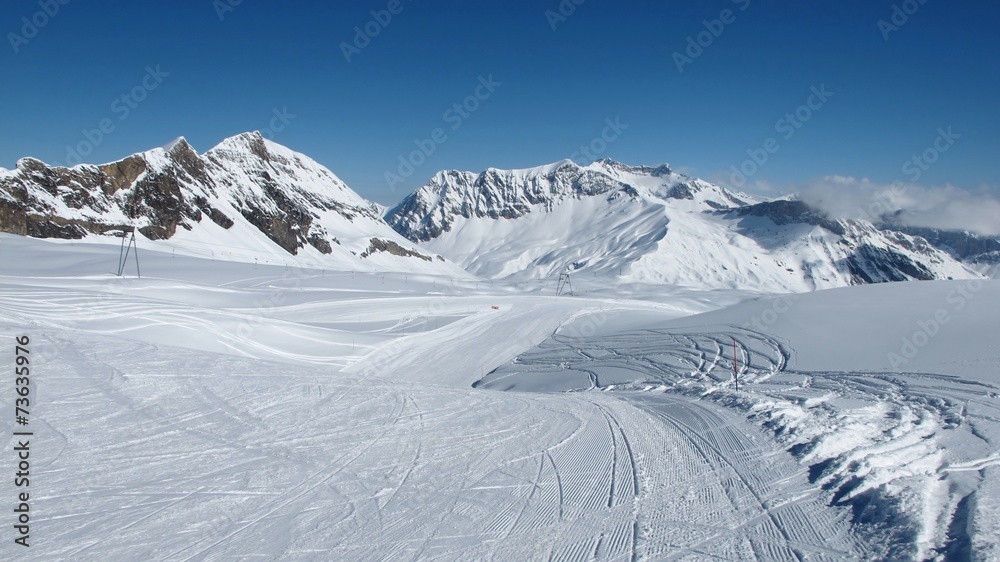 Obraz premium Ski slope, ski lift and Sanetsch Pass
