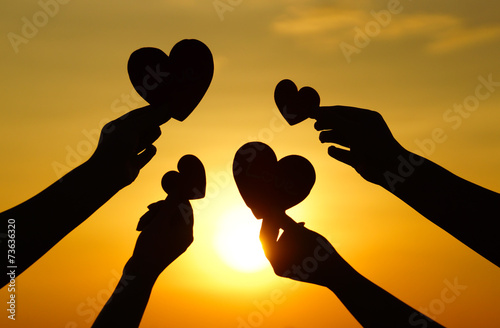 Photo hands holding hearts silhouette