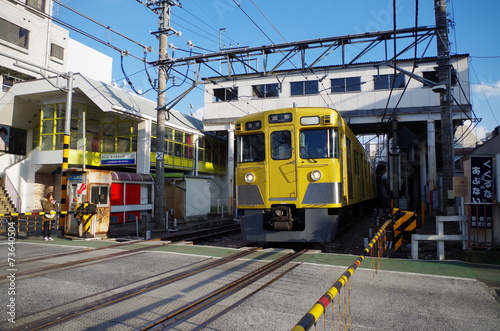西武新宿線の踏切 © ほじん