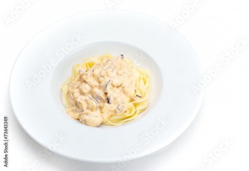 Pasta with shrimps, herbs and mashrooms