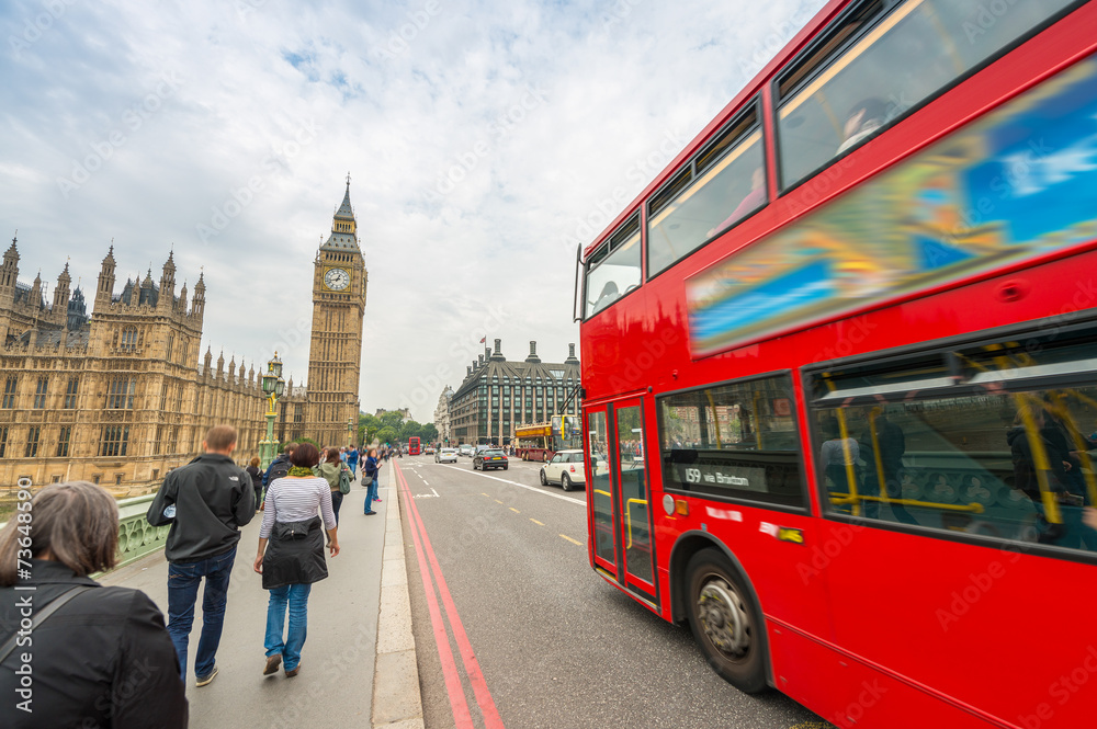 Obraz premium Autobus piętrowy przejeżdżający przez zatłoczony most Westminster