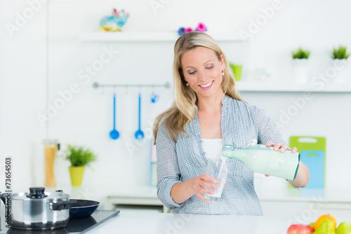 Fotografía frische milch einschenken