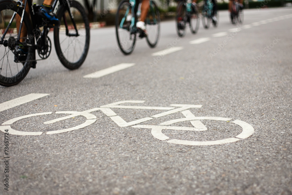 Obraz premium Bicycle sign or icon and movement of cyclist in the park