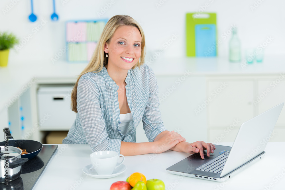frau arbeitet am notebook zu hause frau arbeitet am notebook zu hause