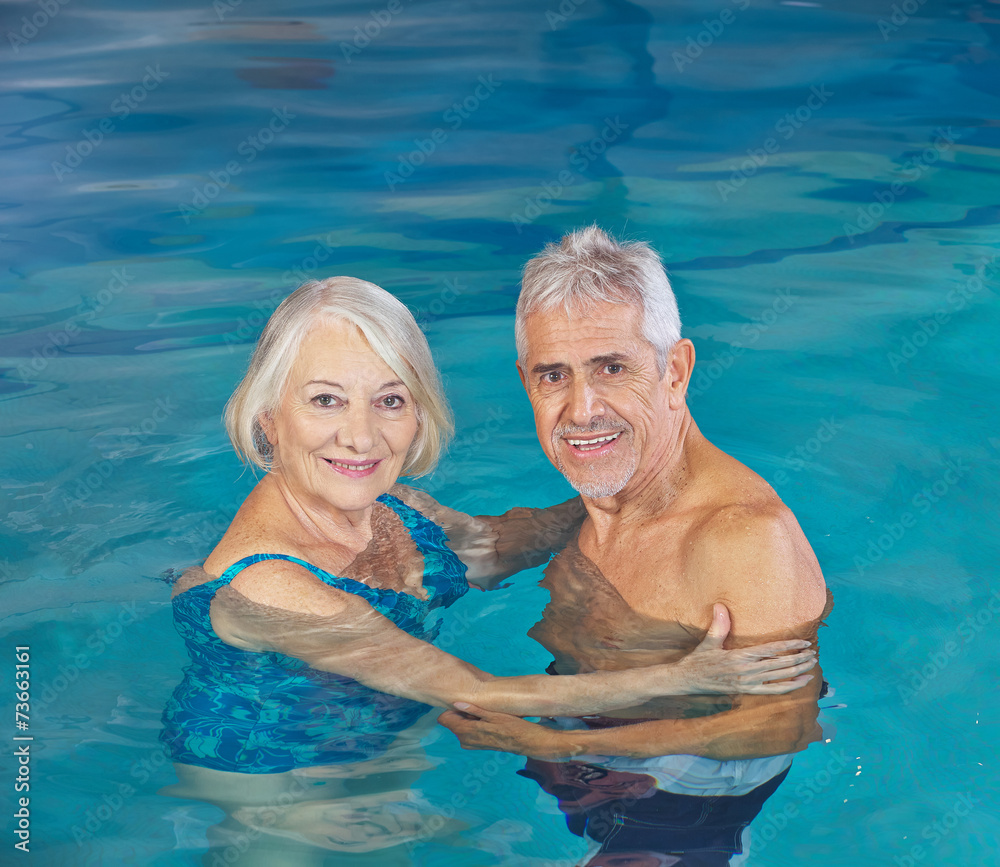Fototapeta premium Ein Paar Senioren gemeinsam im Schwimmbad