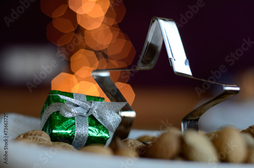 Fototapeta Naklejka Na Ścianę i Meble -  Sternbackform mit einem grünen Geschenk