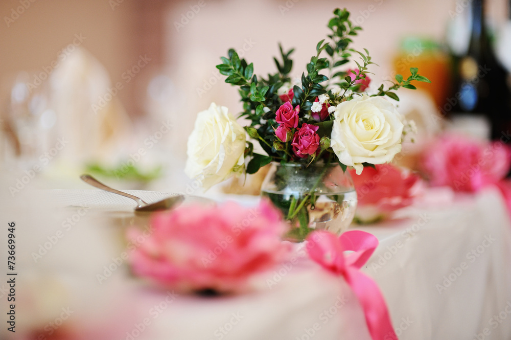 Fototapeta premium bouquet of flowers in a vase on the table. Wedding decor