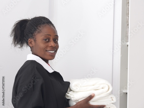 Εκτύπωση καμβά Pretty housemaid with towels