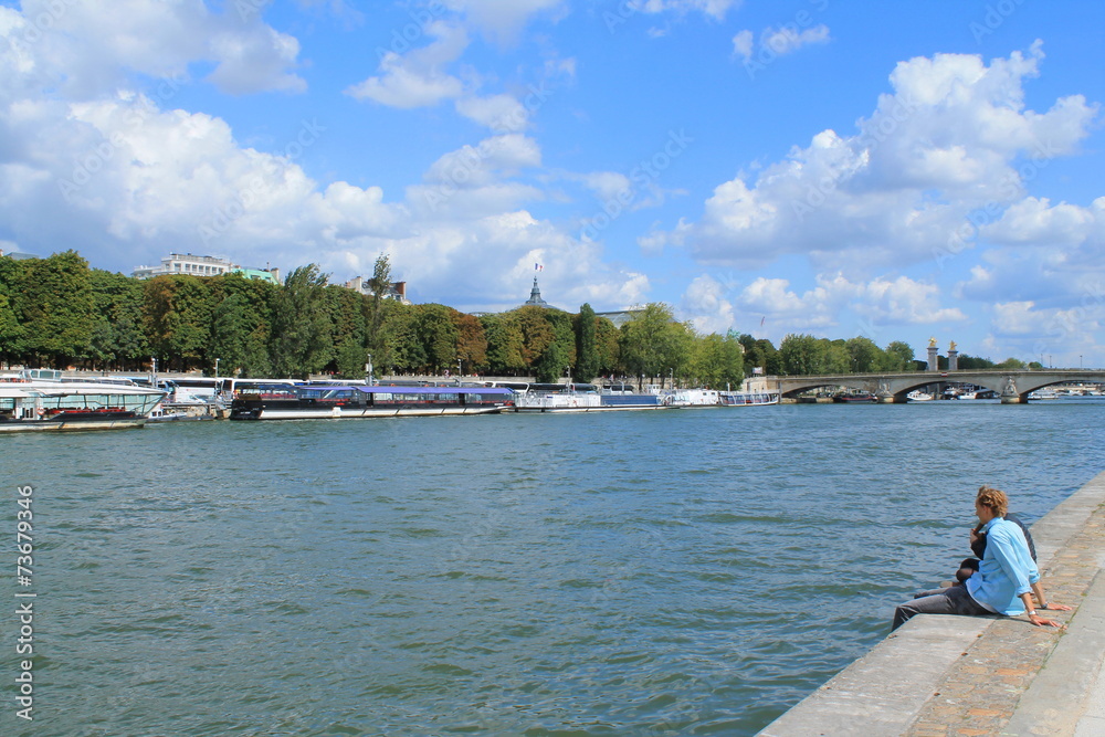 Fototapeta premium Touristes sur les quais de seine à Paris, France