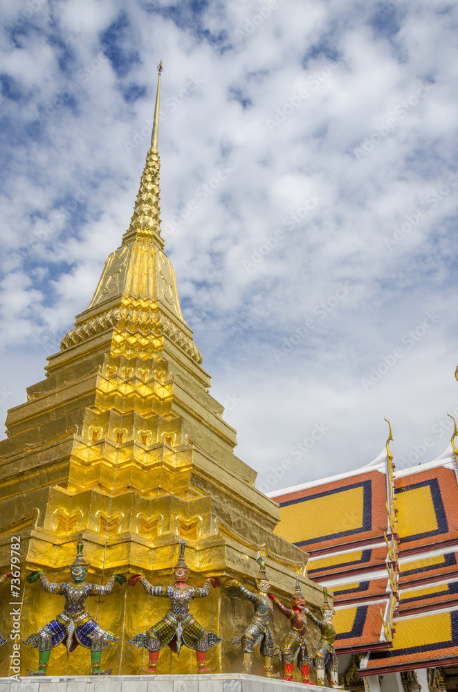 Fototapeta premium Gold chedi at the Grand Palace Complex, Bangkok