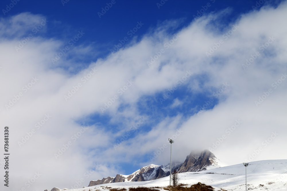 Obraz premium Ski slope and blue sky with clouds