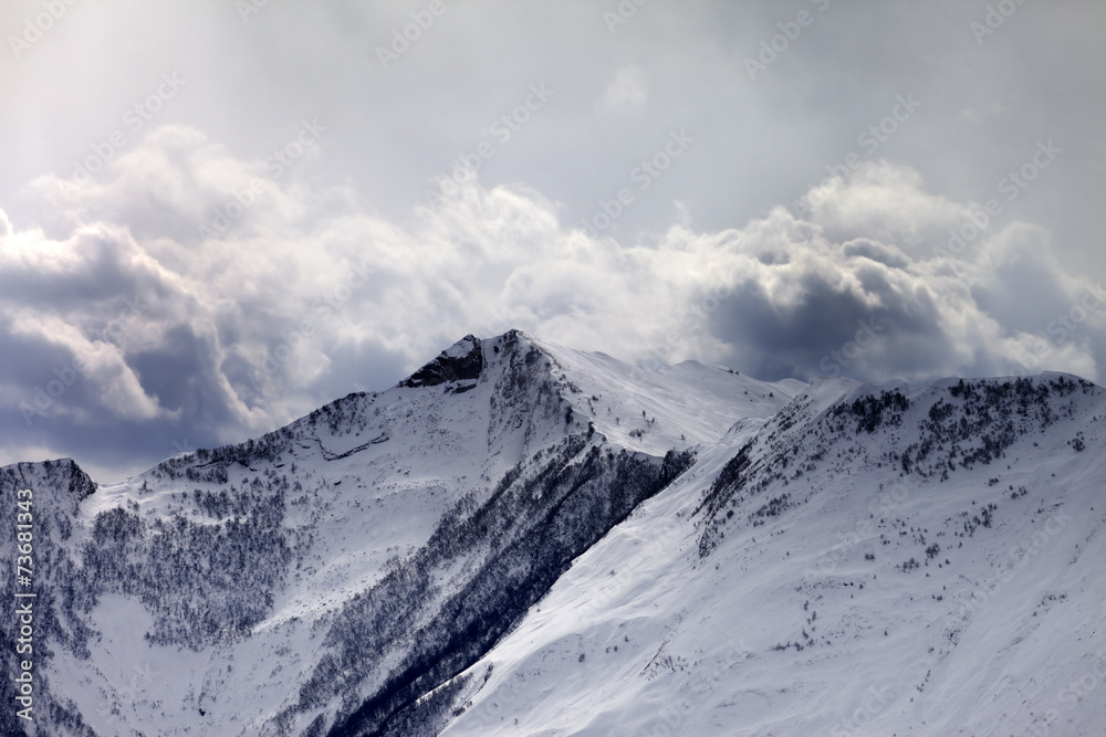 Obraz premium Mountains in evening cloudy sky