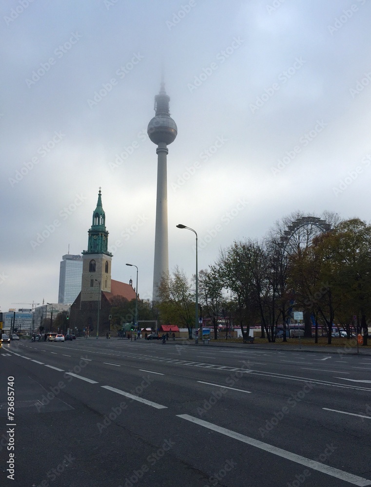 Berliner Fernsehturm Alex im Nebel