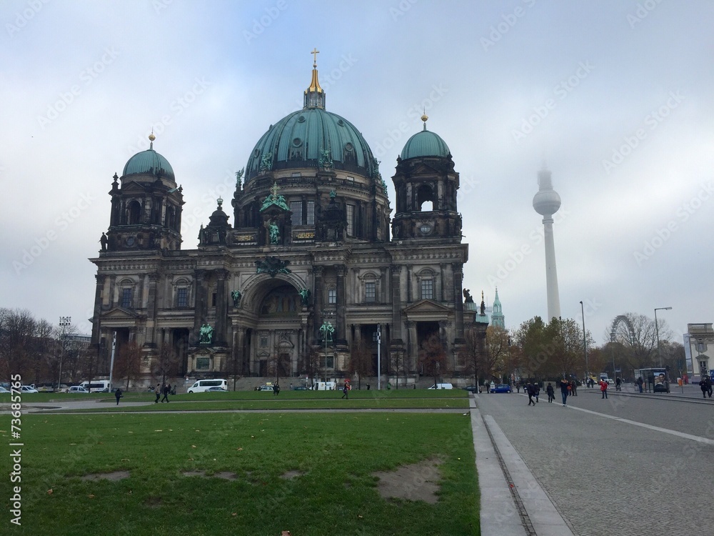 Berliner Dom und Fernsehturm im Nebel