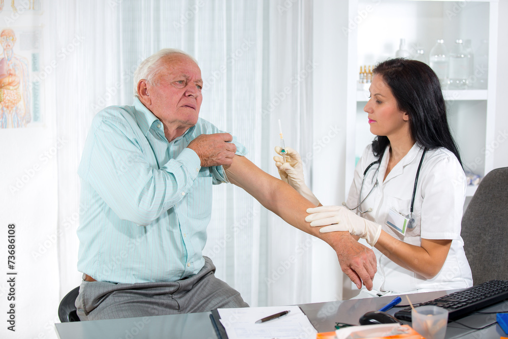 Obraz premium Vaccinating An Elderly Person