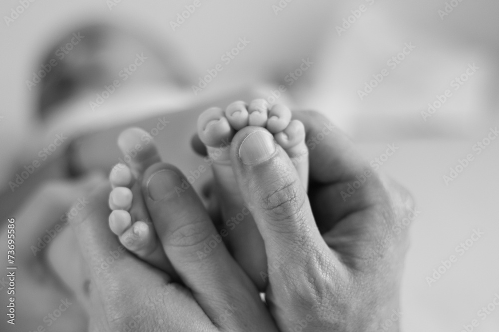 massage pieds bébé papa