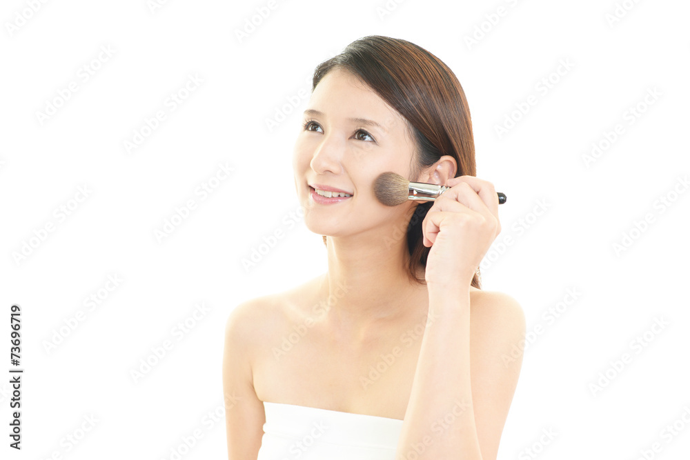 化粧をする女性 化粧をする女性