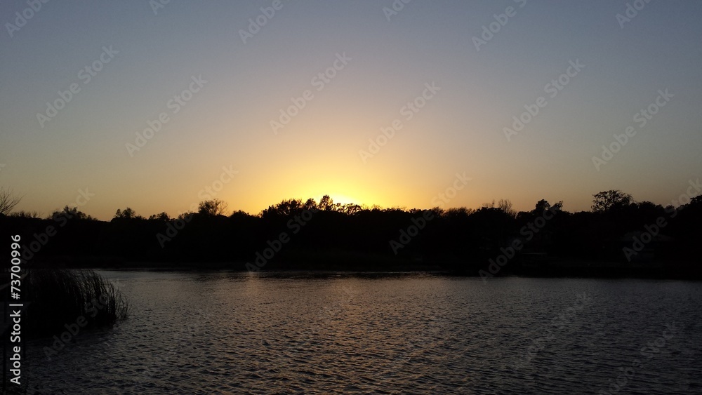 Obraz premium Cloudless Lake sunset