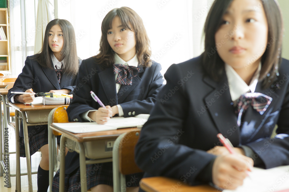 授業を受ける女子高生 授業を受ける女子高生