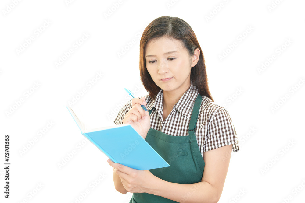考え事をする主婦 考え事をする主婦