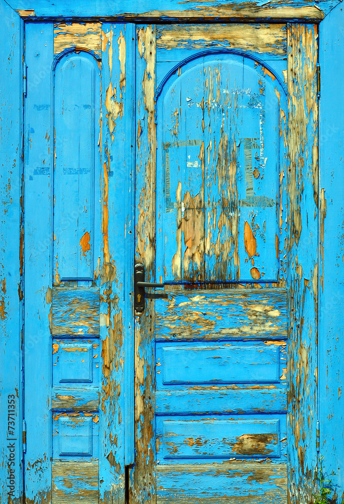 Naklejka premium old door painted with blue paint